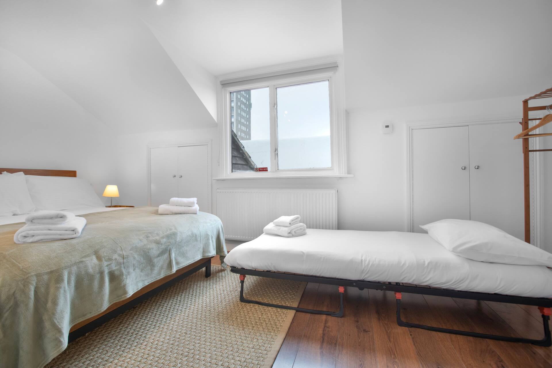 Flexible bedroom configuration with folding single bed option